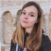 Dottoranda impartisce lezioni a studenti delle medie e superiori su materie umanistiche